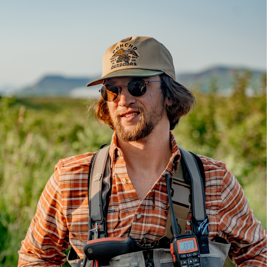 Man wearing eagle and trout tucker hat